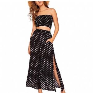 Two Piece Outfit Black/White
Maxi Skirt w/ Bandeau/Tube slits on sides  Medium.